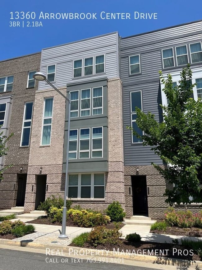 Building Photo - Beautifully Maintained 3 Bedroom 2.5 Bath ...