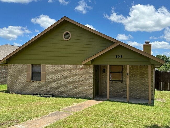 Building Photo - 3 bed/2 bath home walking distance to Wolf...