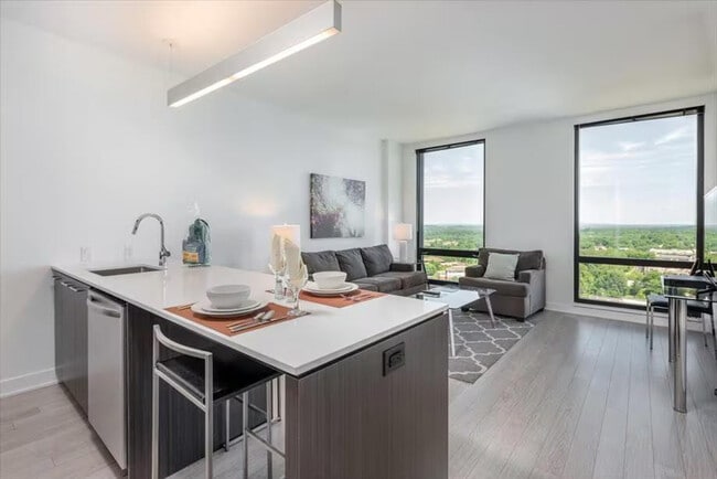 Foto del edificio - 11911 Freedom Dr