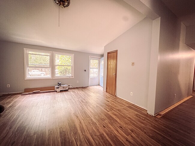 Sala de estar y puerta de entrada - 7133 Susquehanna Dr