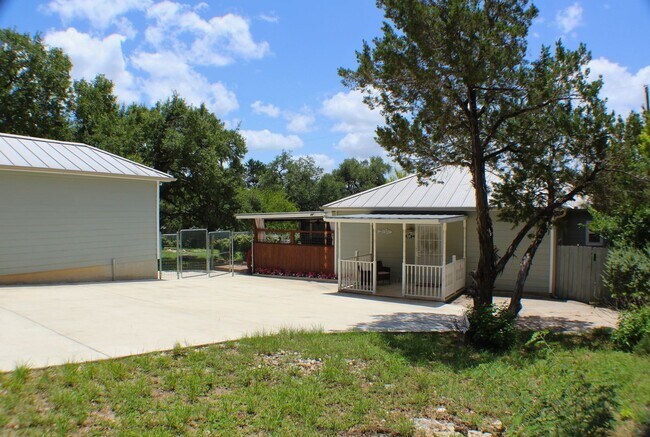 Building Photo - CANYON LAKE HILLS