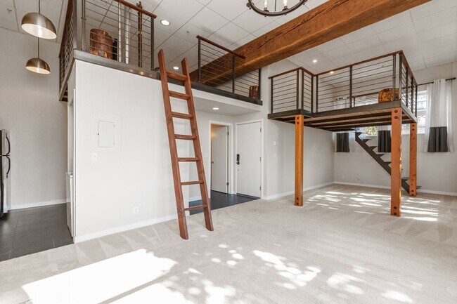 Foto del edificio - Capitol Hill Condo with 12-Foot Ceilings