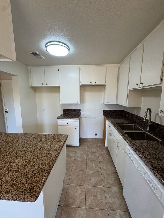 Foto del edificio - Light Filled Top Floor Condo in Premier 55+ Oaknoll Community