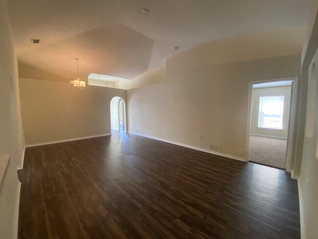 Foto del edificio - 7327 High Bluff Rd N