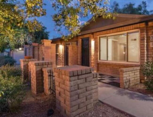 Building Photo - 1033 W Laguna Dr