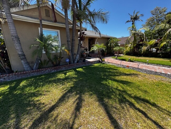 Building Photo - Three Bedroom Pool Home for Rent in Downey!