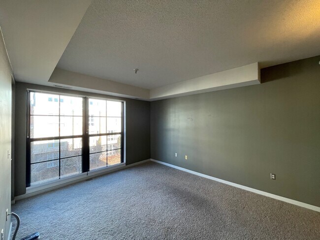 Building Photo - 2566 Ellis Ave