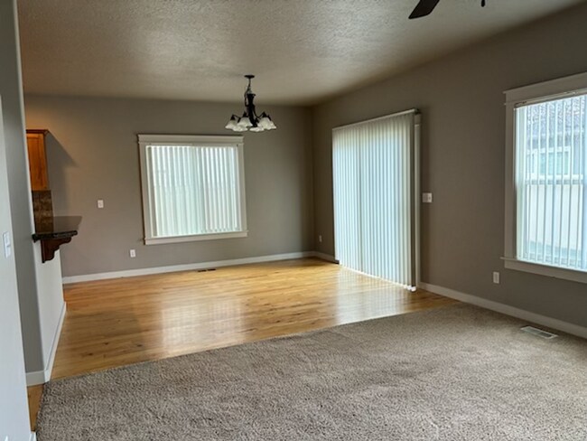Foto del edificio - 4526 N Kilee Ave
