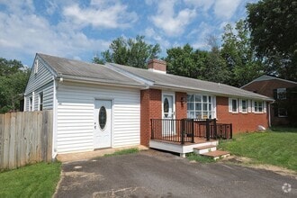 Building Photo - 2219 Greenbrier Dr
