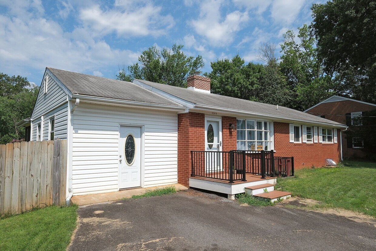 Primary Photo - Updated Greenbrier Home with Fenced Yard