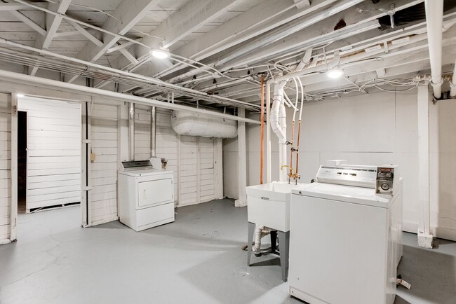Building Photo - 941 Goodrich Ave