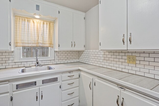 Building Photo - 4203 Sunset Dr W
