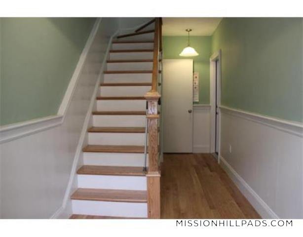 Building Photo - 9 Chesterton St