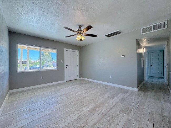 Building Photo - Northeast El Paso 3 Bed Refrig A/C All Tile Flooring!
