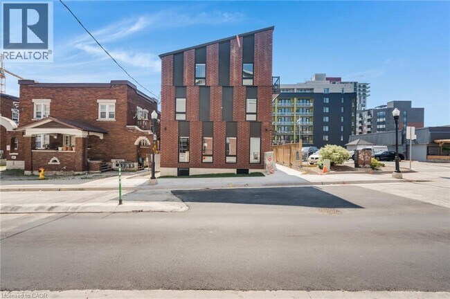 Photo du bâtiment - 15 Cedar St N