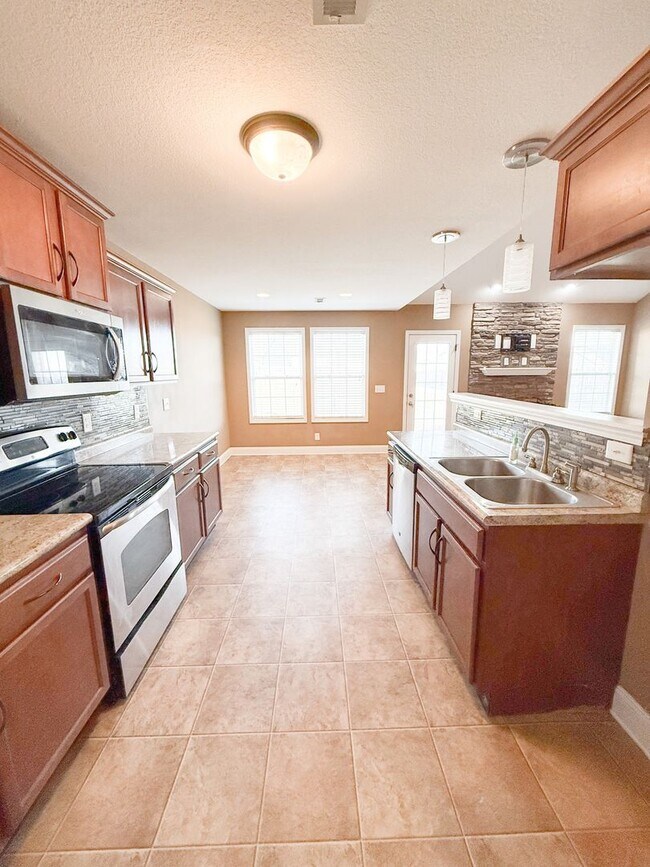 Foto del edificio - 3 Bedroom 2 Bathroom home! Large Fenced in Backyard!