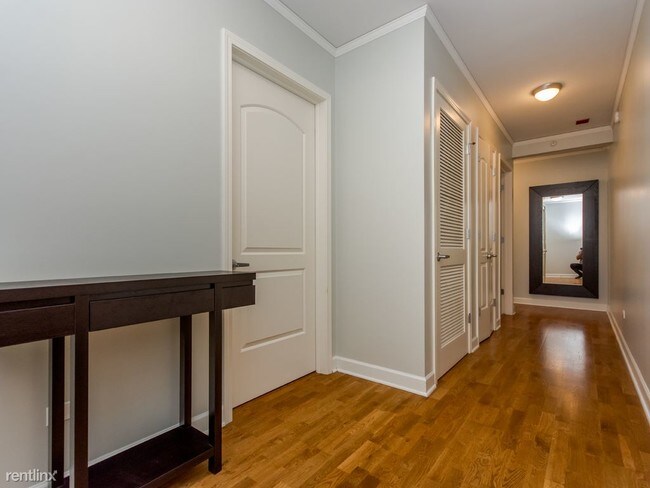 Building Photo - 450 E Waterside Dr