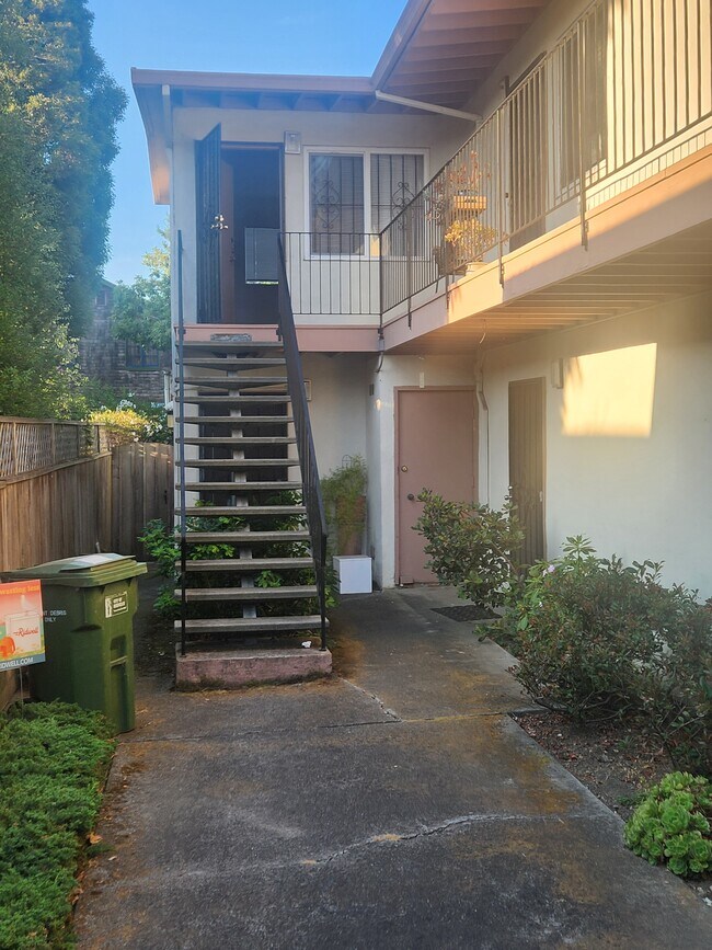 Entry - 1936 Stuart St