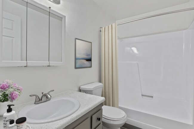 Building Photo - 2 bedroom townhome with wood burning firep...