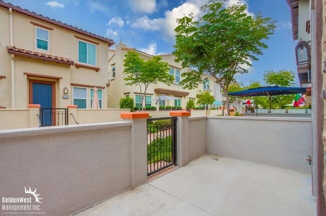 Building Photo - Stunning 3Bdm 2.5Ba Townhouse in Gated Com...