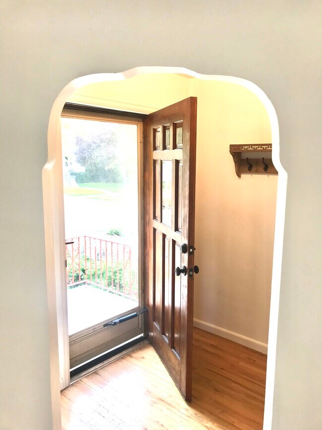 Foyer - 1033 E Logan Ave