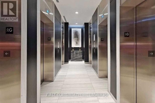 Photo du bâtiment - 8 Eglinton Ave E