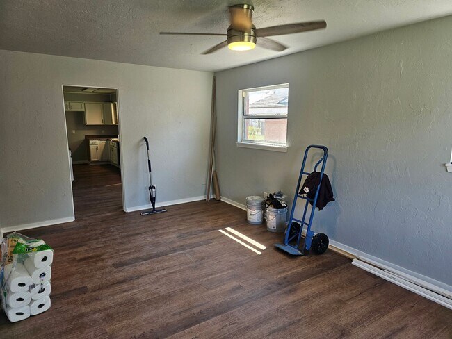 Building Photo - 3 bed 2 bath Newly Renovated Home For Rent