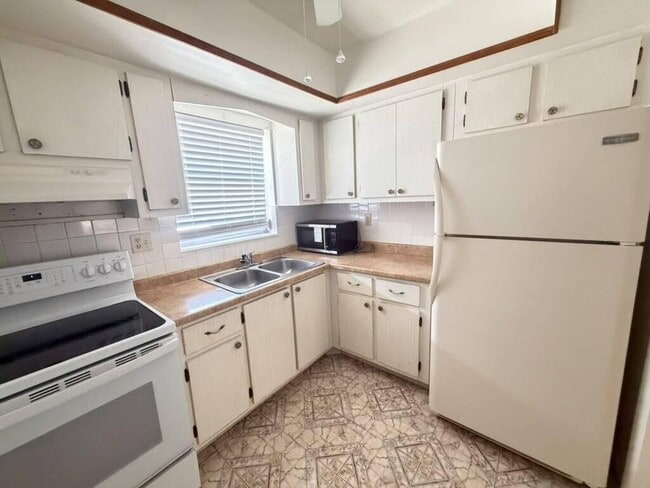 Foto del edificio - 2727 Dudley Dr W