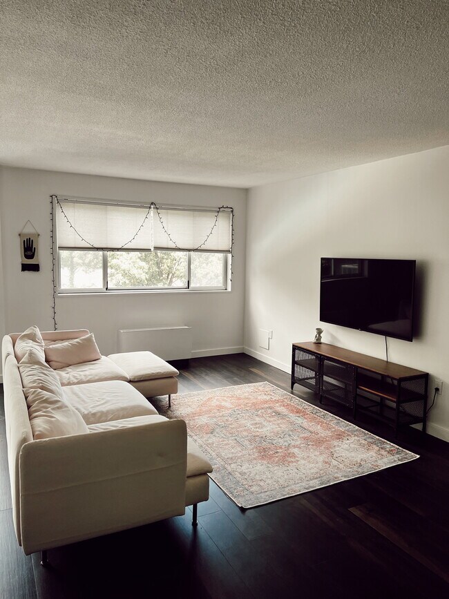 Building Photo - 2059 Huntington Ave
