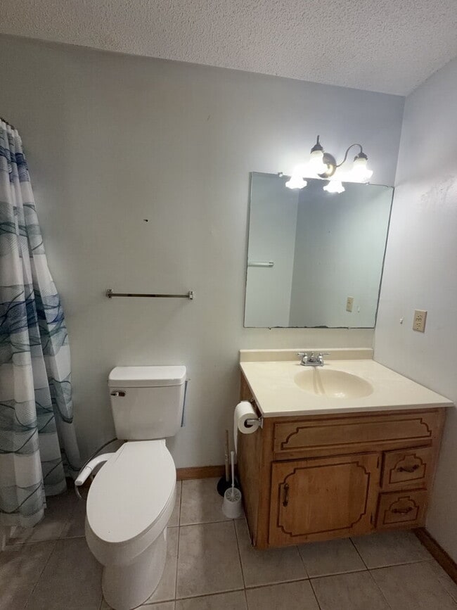 Building Photo - Adorable 2 Bedroom Duplex-106-B Pete Jones Dr.