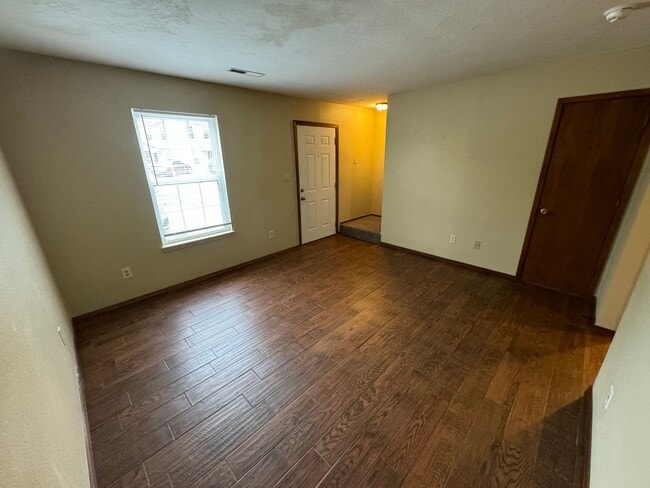Building Photo - 2 bedroom 1.5 bath home in a great location!