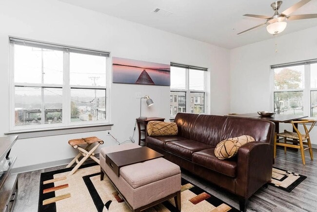 Building Photo - Furnished Luxury Condo on Riverfront Parkw...