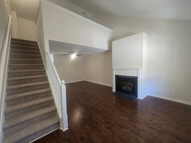 Foto del edificio - Super Cute Renovated End-Unit Loft Townhome in Arbor Creek!
