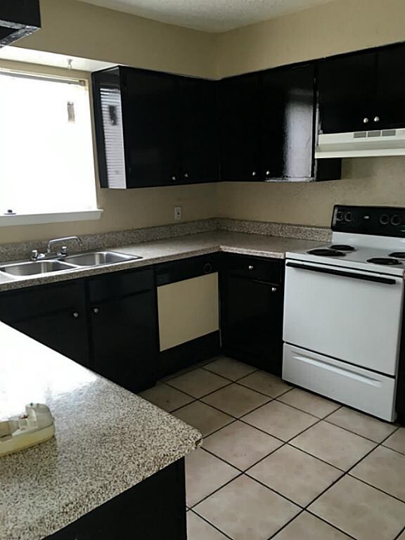 Foto del edificio - 909 Birnham Woods Blvd