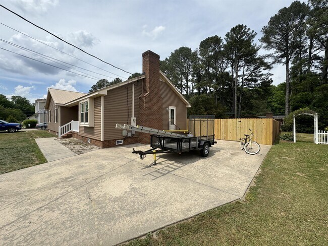 Foto del edificio - 4810 Lakeview Rd