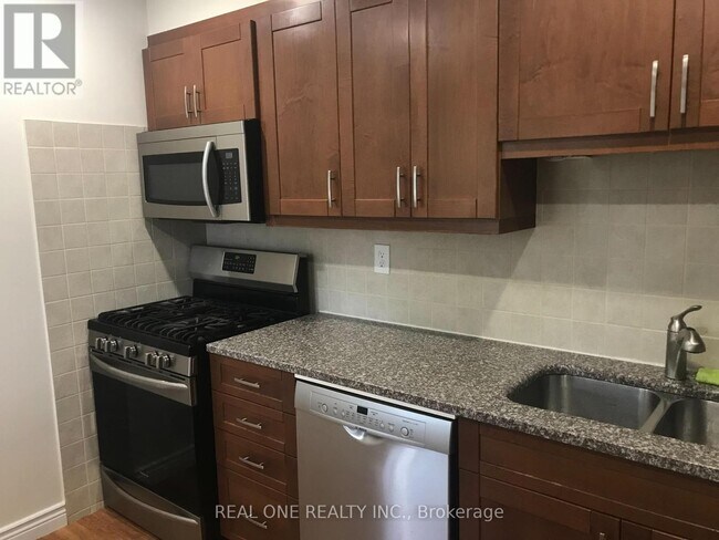 Building Photo - 1580 Lancaster Dr