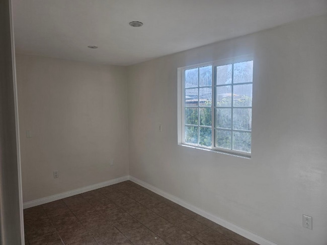 Foto del edificio - 1042 Hollister St