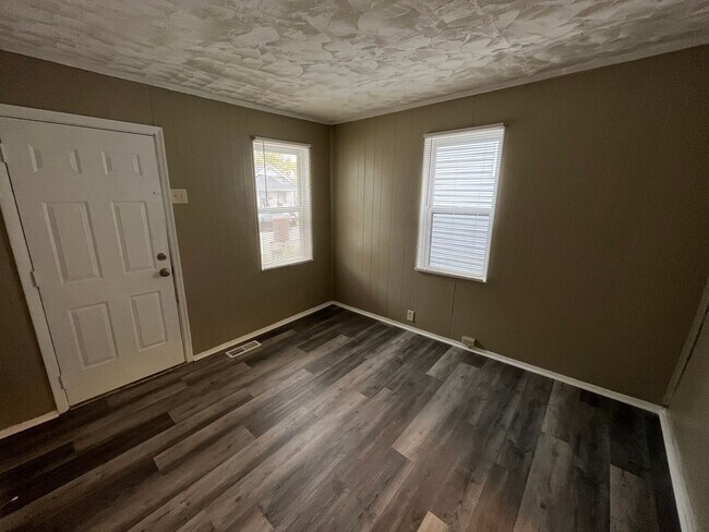 Building Photo - Renovated 3 bedroom Home Coming Available ...