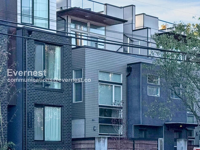 Building Photo - 2618 Eastlake Ave E