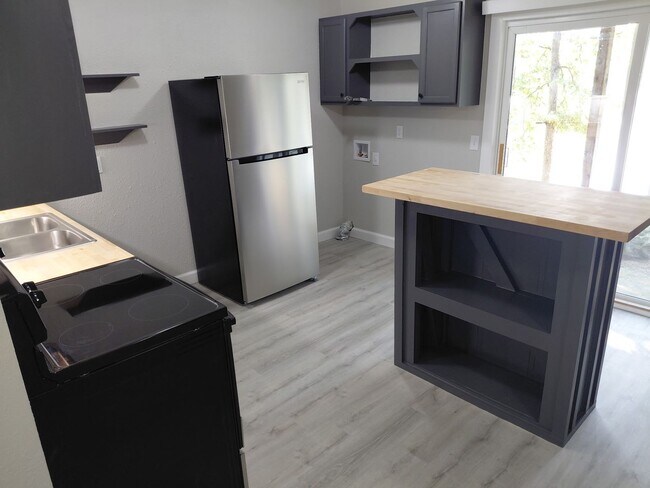 Foto del edificio - FULLY REMODELED 2 Bedroom Apartment with l...