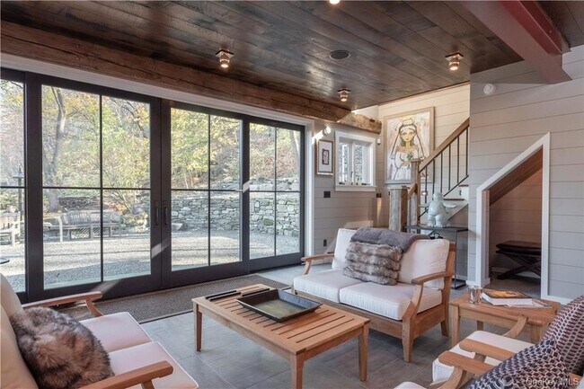 Foto del edificio - 325 Ferdon Ave