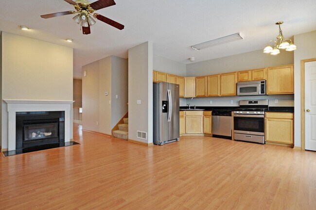 Building Photo - Beautiful 3 Bed 2.5 Bath Townhouse in Appl...