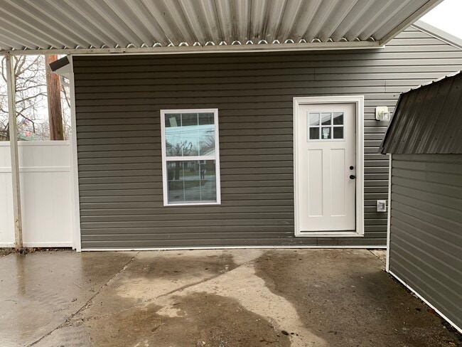 Building Photo - 202 19th street B