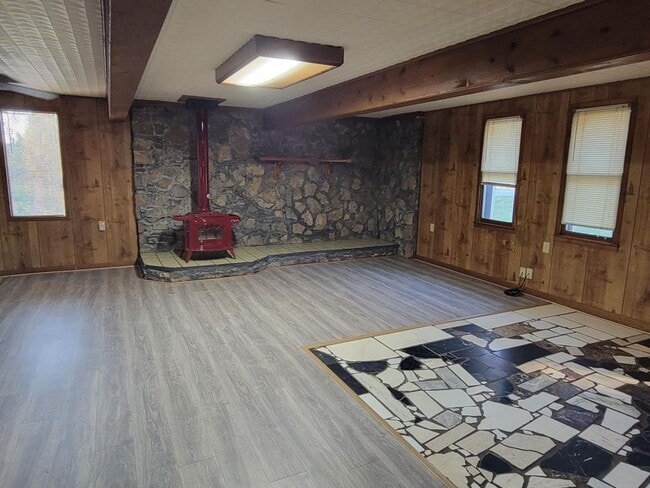 Foto del edificio - FOR LEASE - 3 Bed, 2 Bath, SINGLE-FAMILY HOME ON 5 ACRES IN LEBANON!