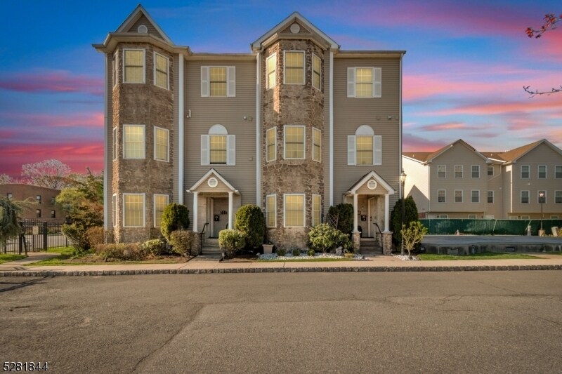 Foto principal - 103 S Grove St