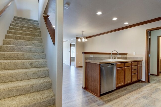 Building Photo - 3 Bedroom, 2.5 Bath Island Place Townhome
