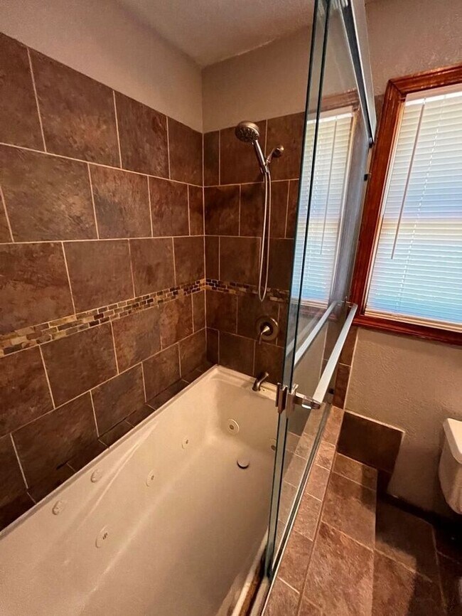 Foto del edificio - Spacious 4 Bedroom, 3 Bathroom home in Pla...