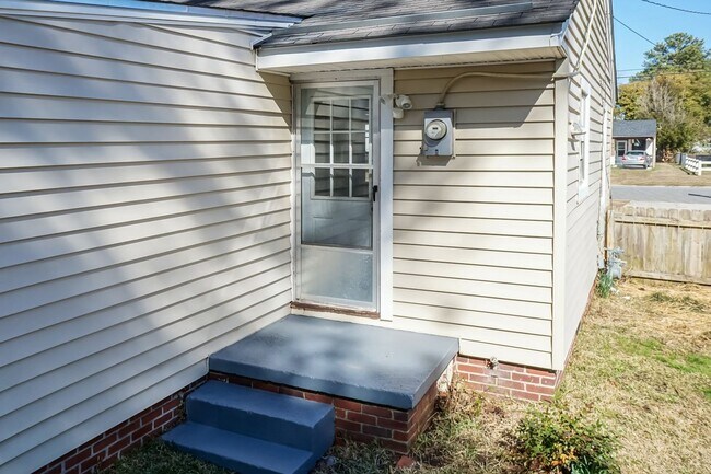 Building Photo - Three Bedroom Home!