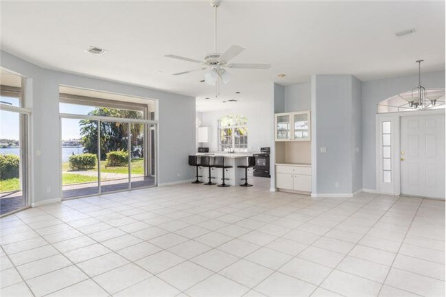 Building Photo - 907 SW 37th Ct