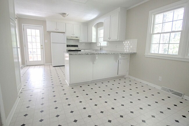 Foto del edificio - Super Southwest Durham home with fenced in...